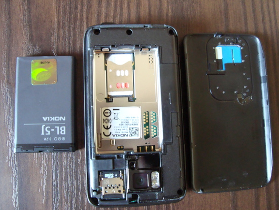 N900 com a tampa traseira e a bateria removidas
