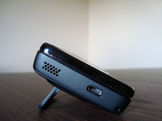 N900 apoiado sobre o suporte.