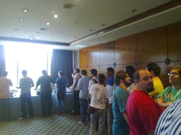 Hora do Rango - Galerinha de peso na fila (foto do Javsmo, compartilhada via twitpic)